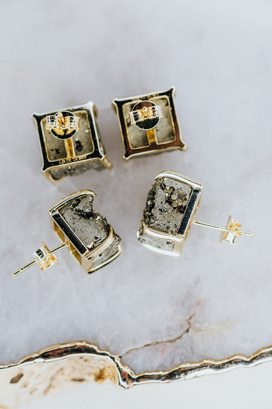 Boucles d'oreilles carrées cloutées en pyrite