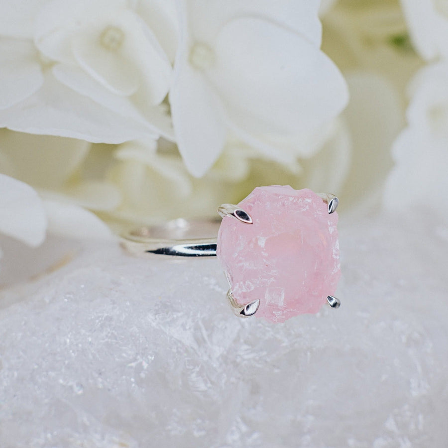 Bague ajustable en argent brut et quartz rose