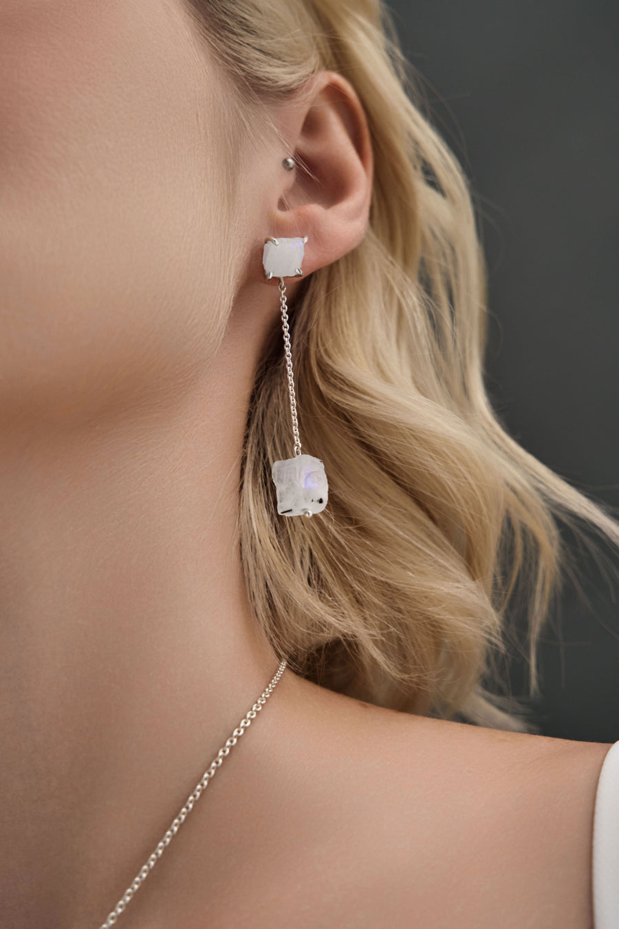 Boucles d'oreilles tombantes en argent et pierre de lune