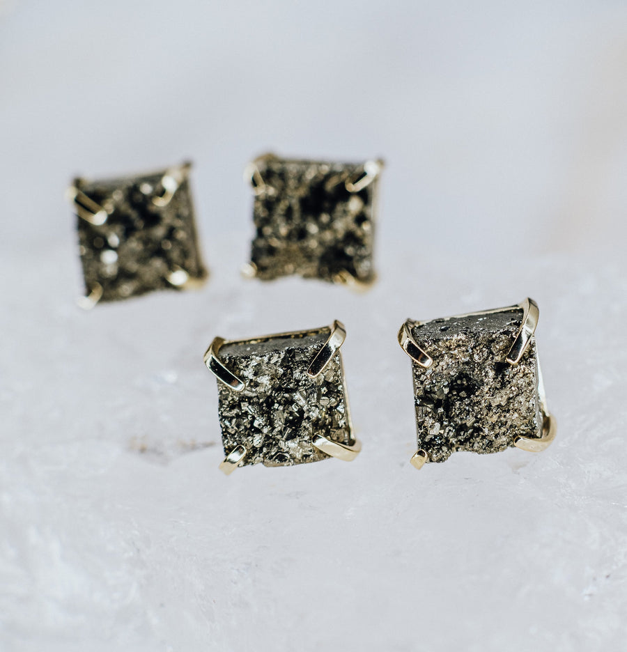 Boucles d'oreilles carrées cloutées en pyrite