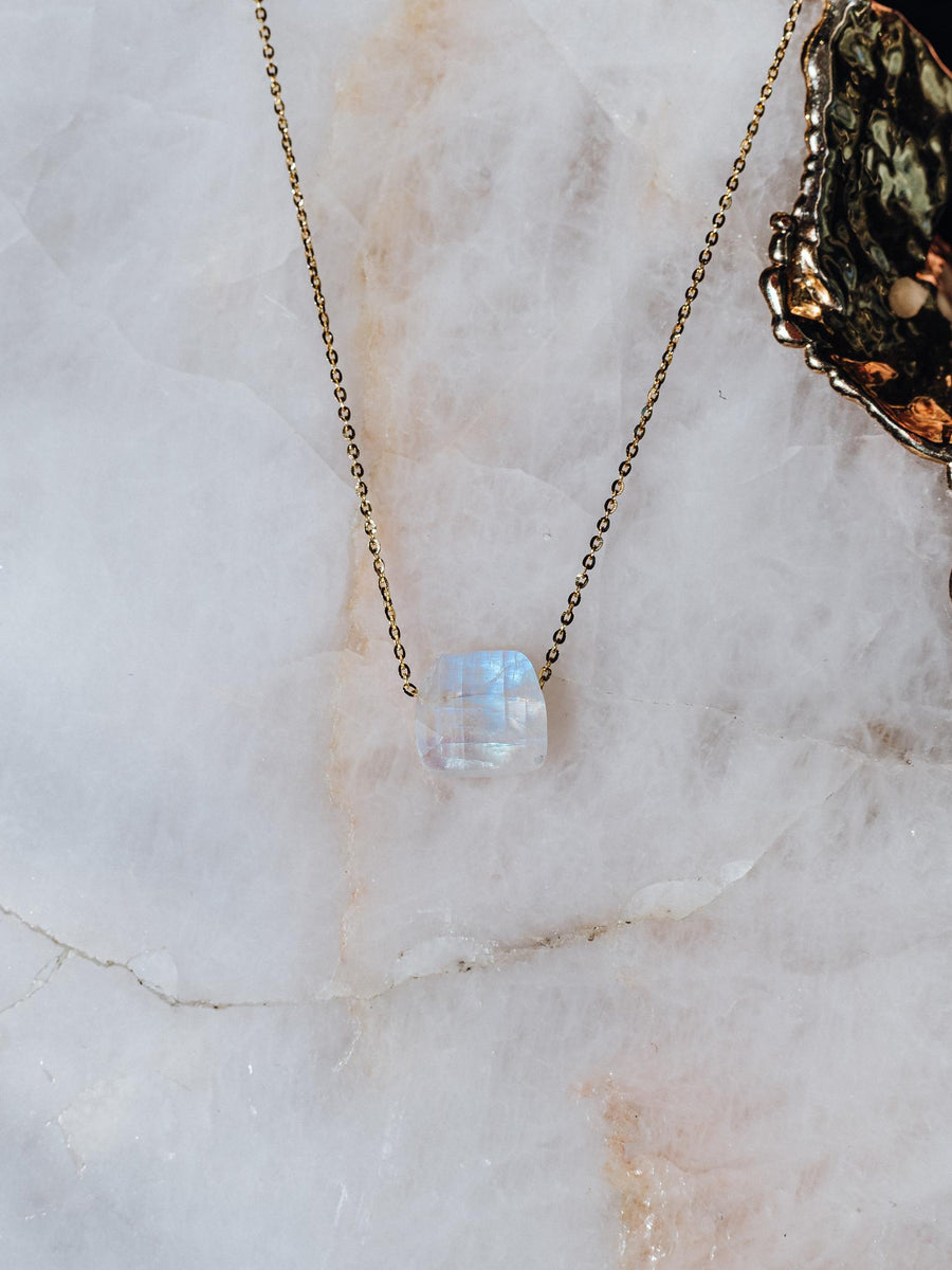Collier carré en pierre de lune