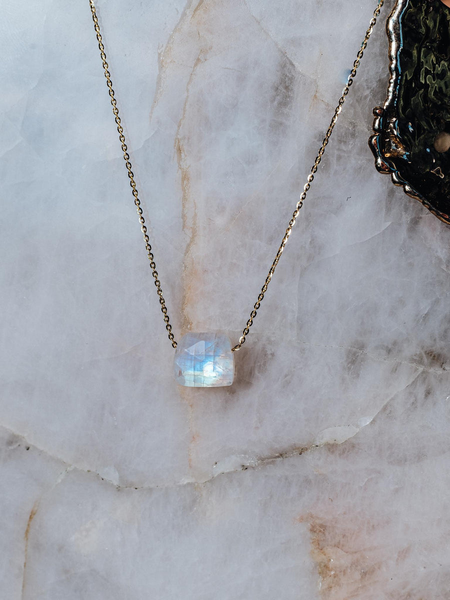 Collier carré en pierre de lune