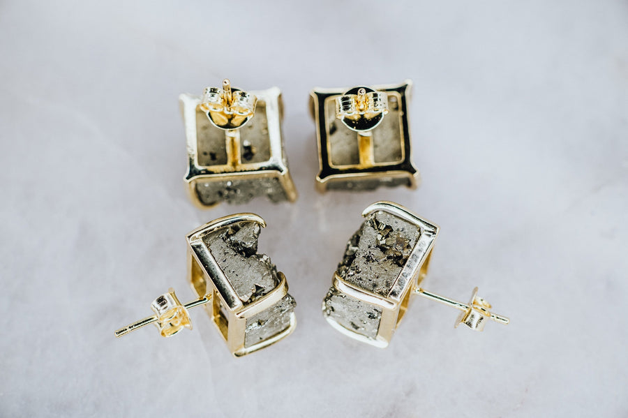Boucles d'oreilles carrées cloutées en pyrite