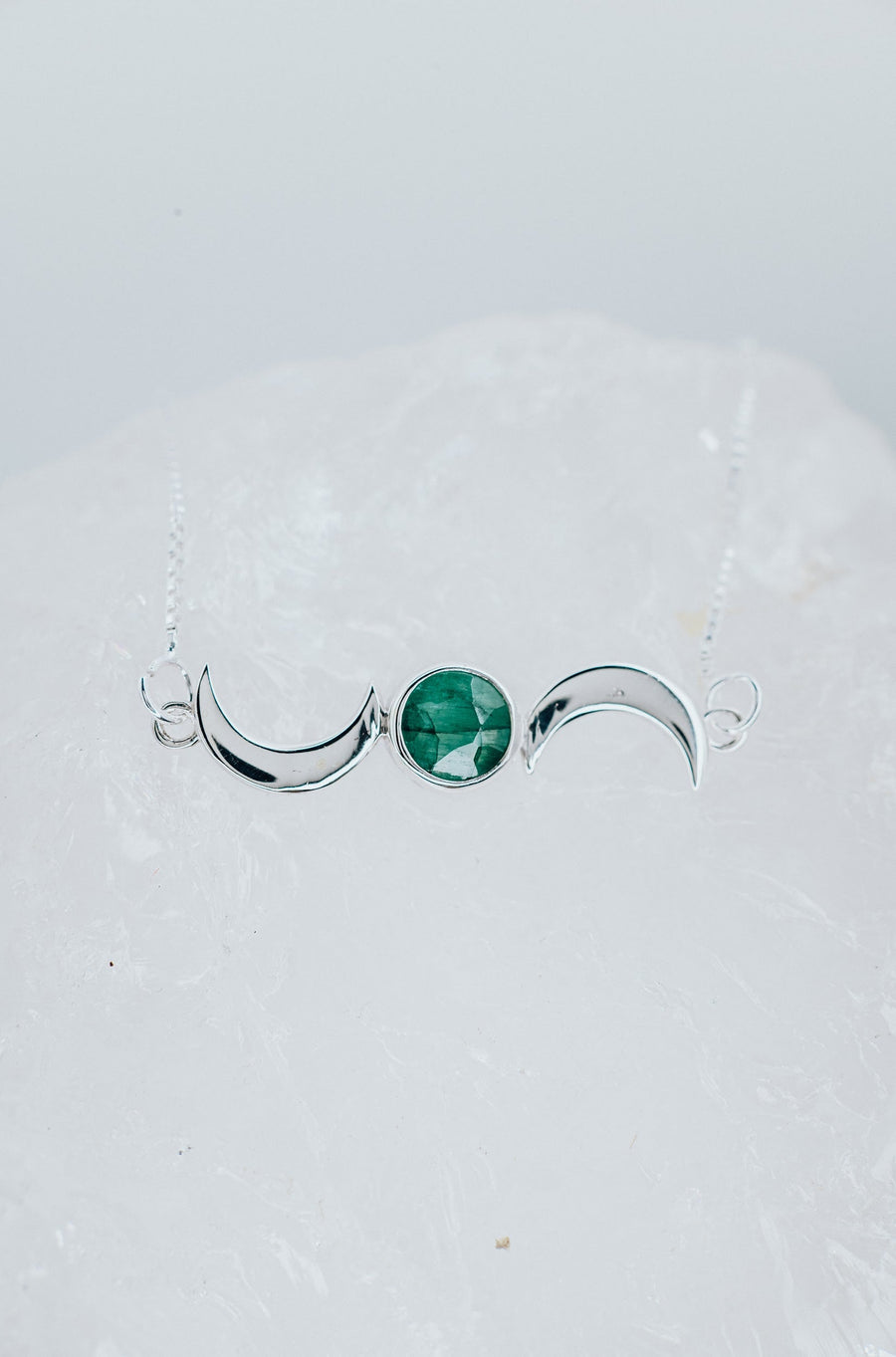 Collier lune double en émeraude