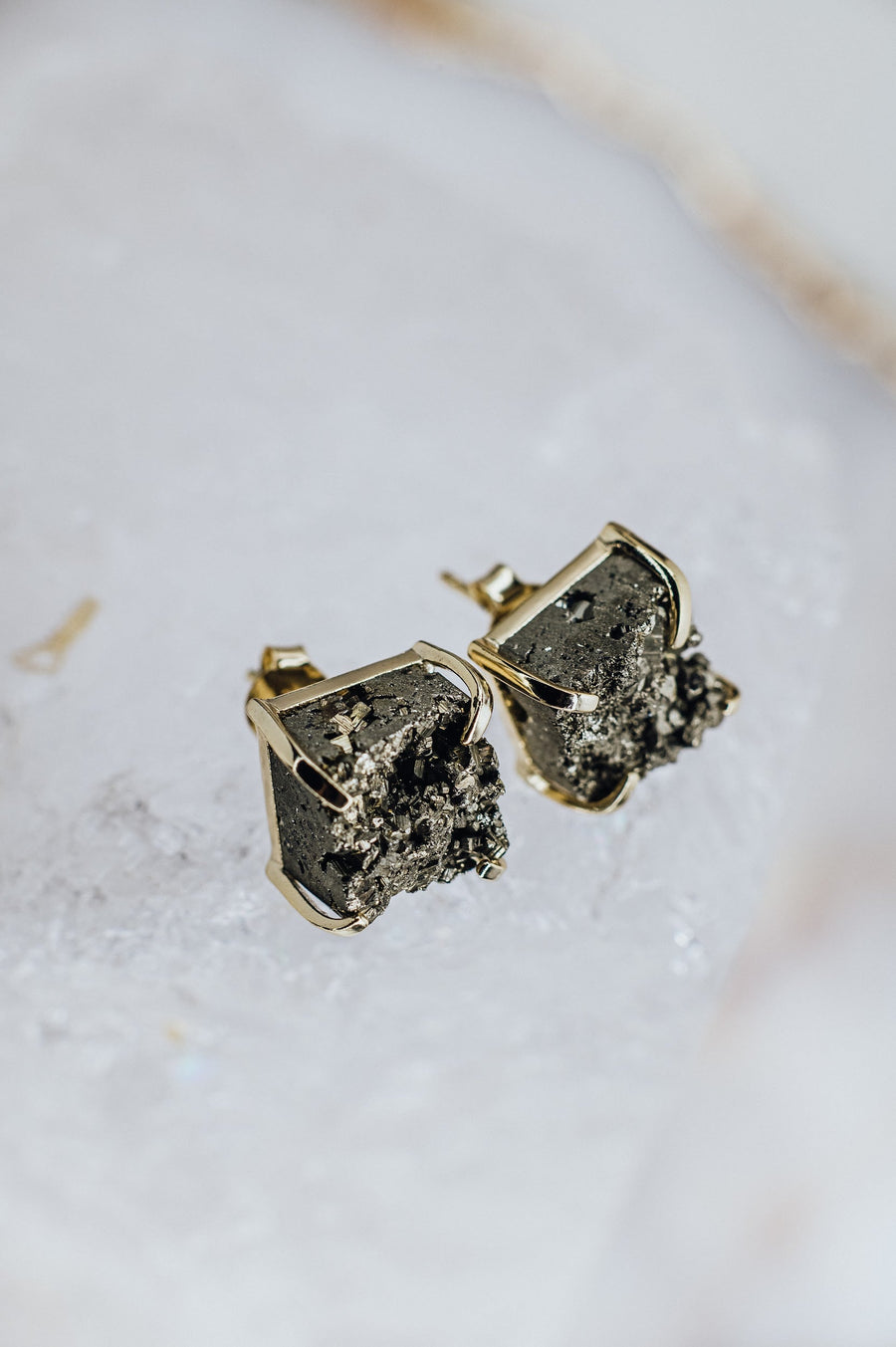 Boucles d'oreilles carrées cloutées en pyrite