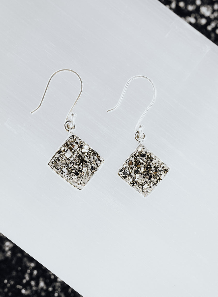Boucles d'oreilles argentées carrées en pyrite