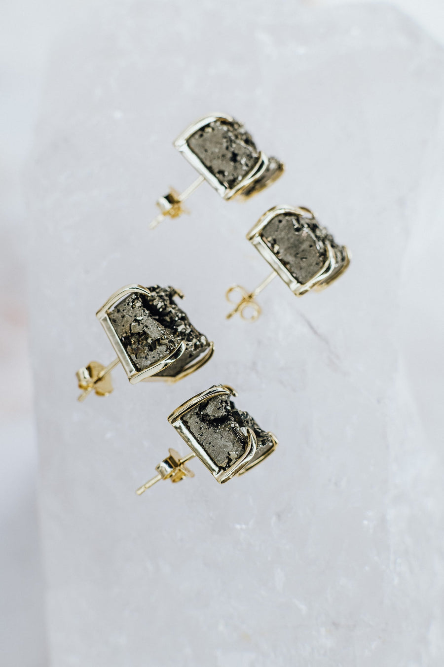 Boucles d'oreilles carrées cloutées en pyrite