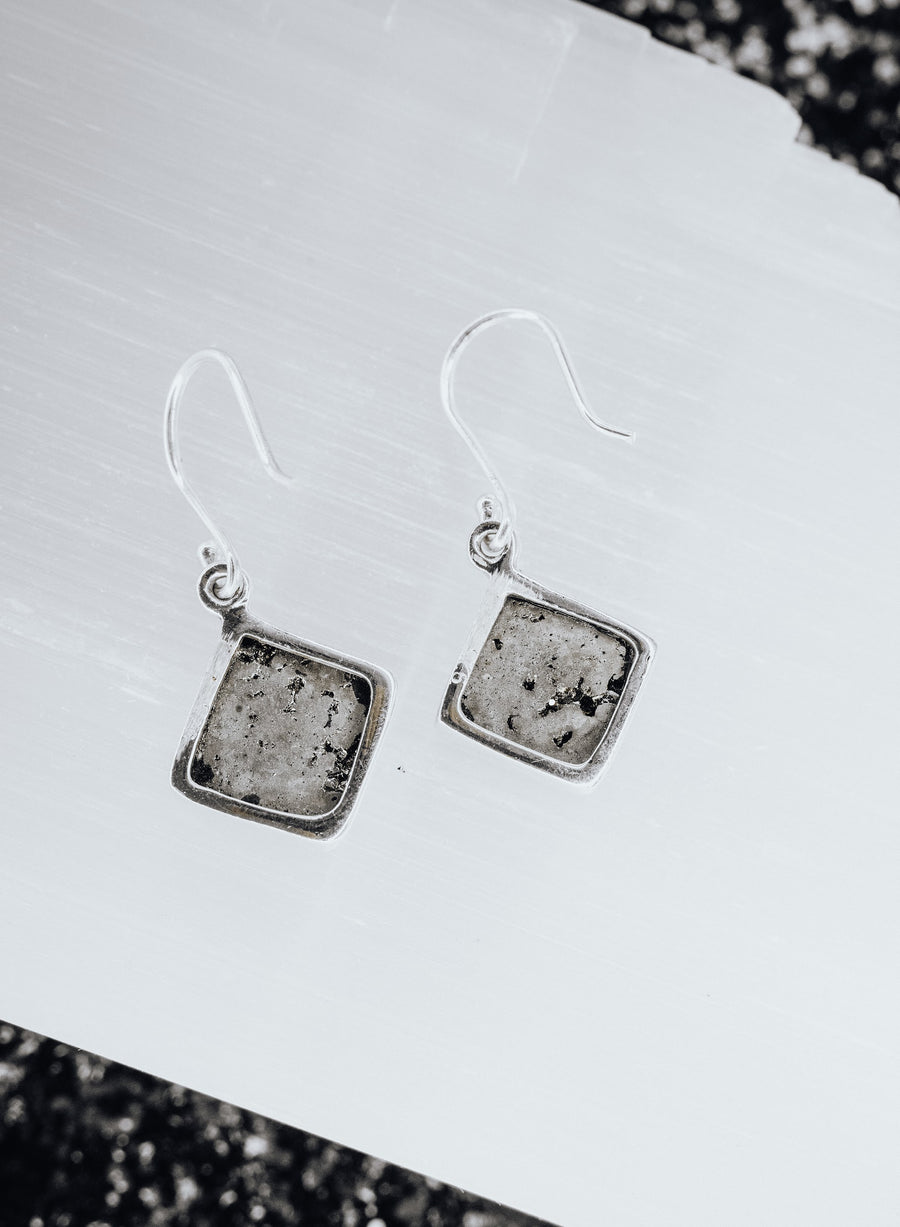 Boucles d'oreilles argentées carrées en pyrite