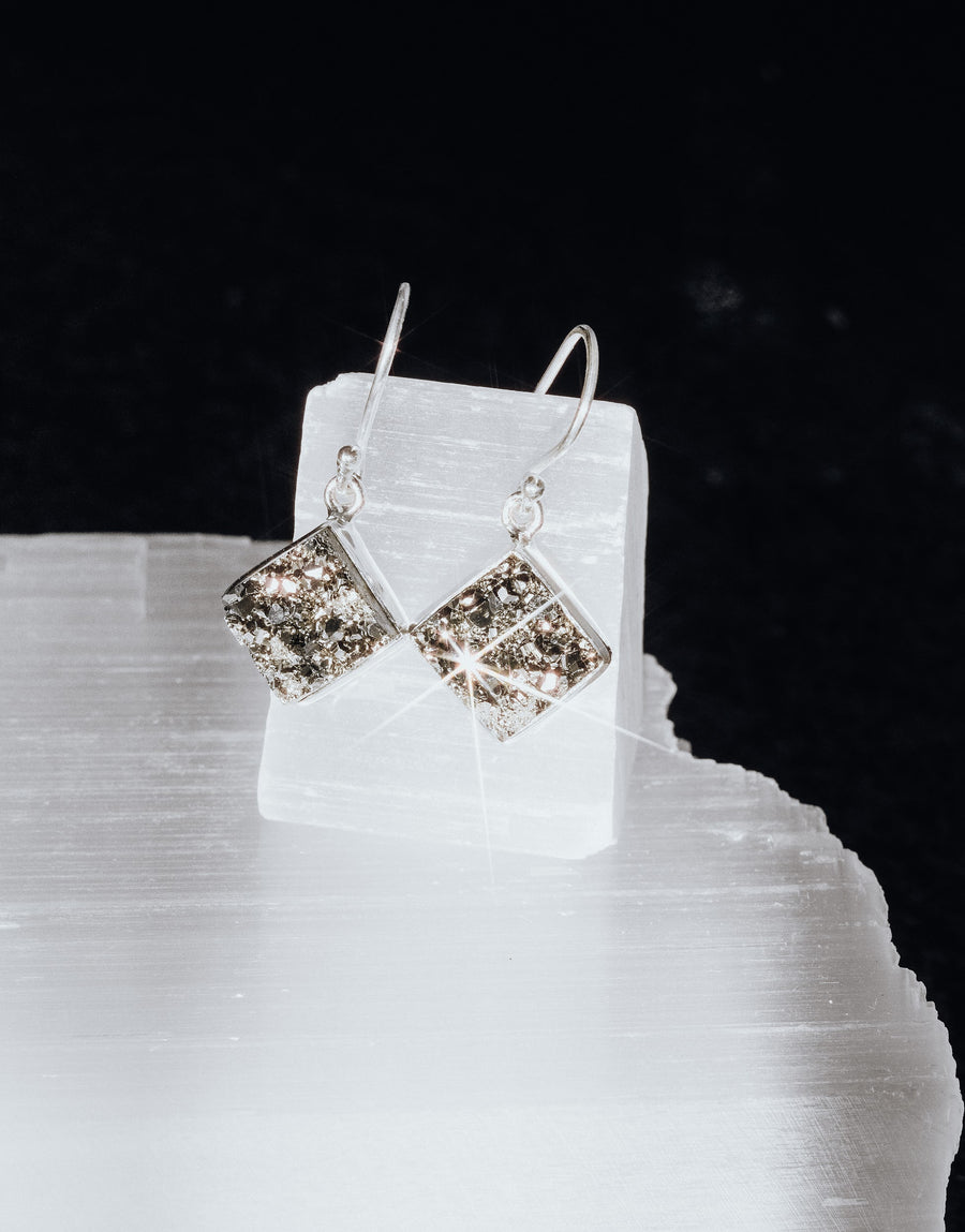 Boucles d'oreilles argentées carrées en pyrite