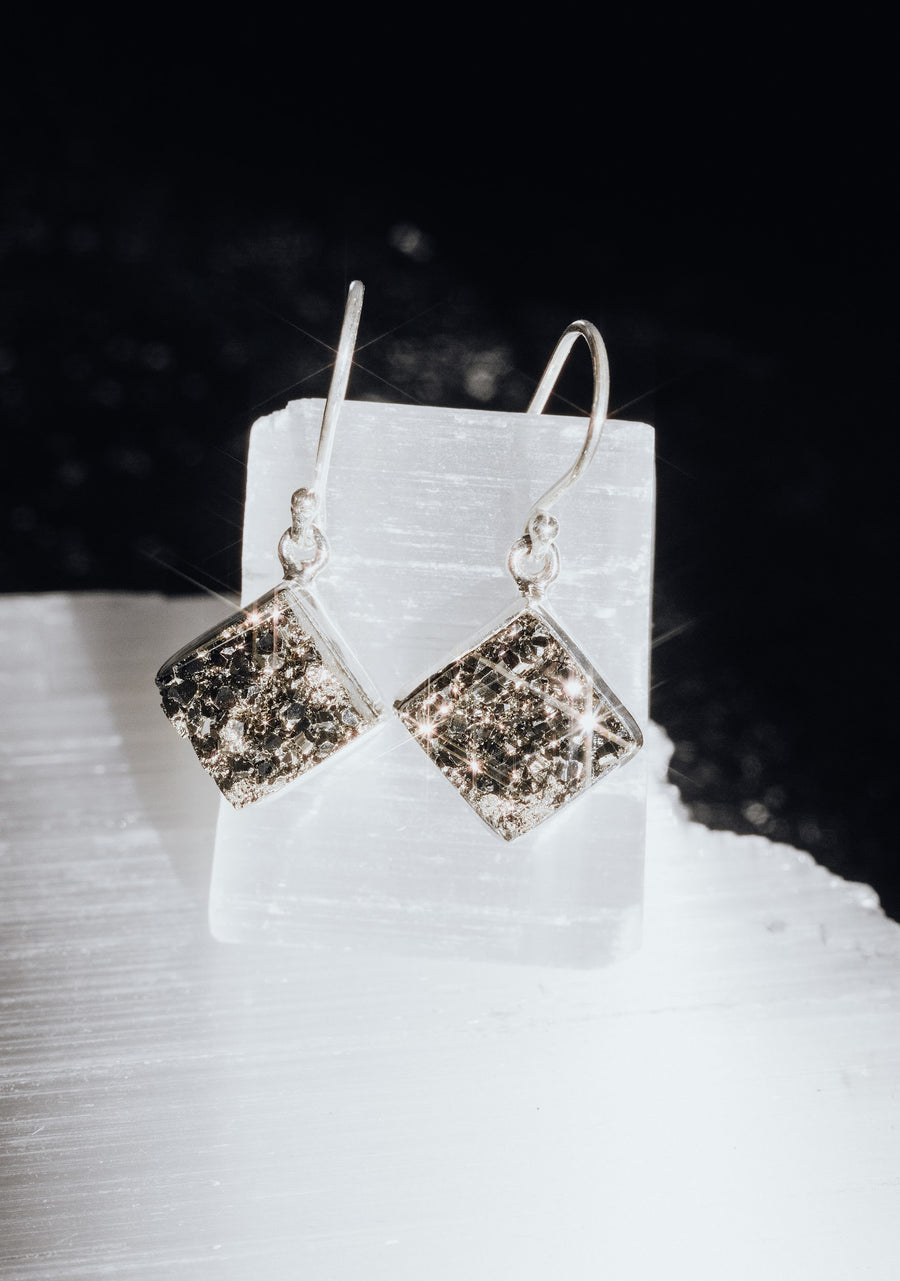 Boucles d'oreilles argentées carrées en pyrite