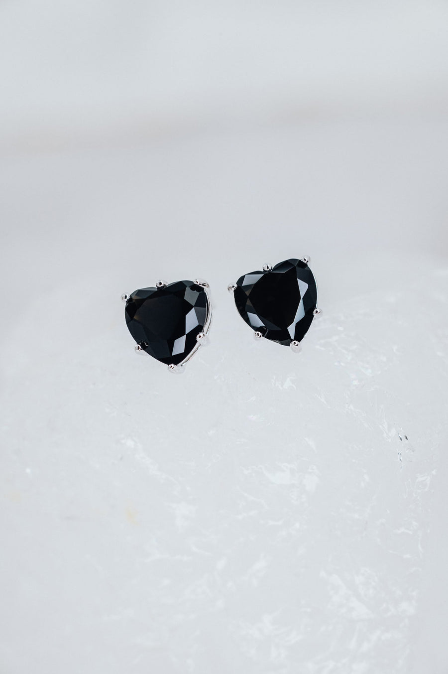 Boucles d'oreilles cœur cloutées en onyx noir et argent