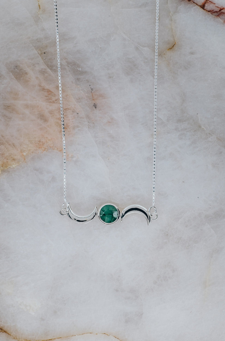 Collier lune double en émeraude