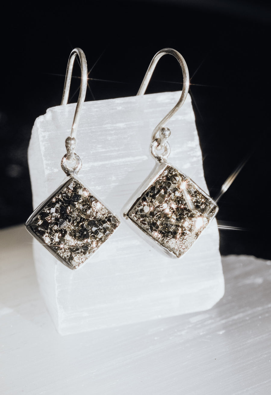 Boucles d'oreilles argentées carrées en pyrite