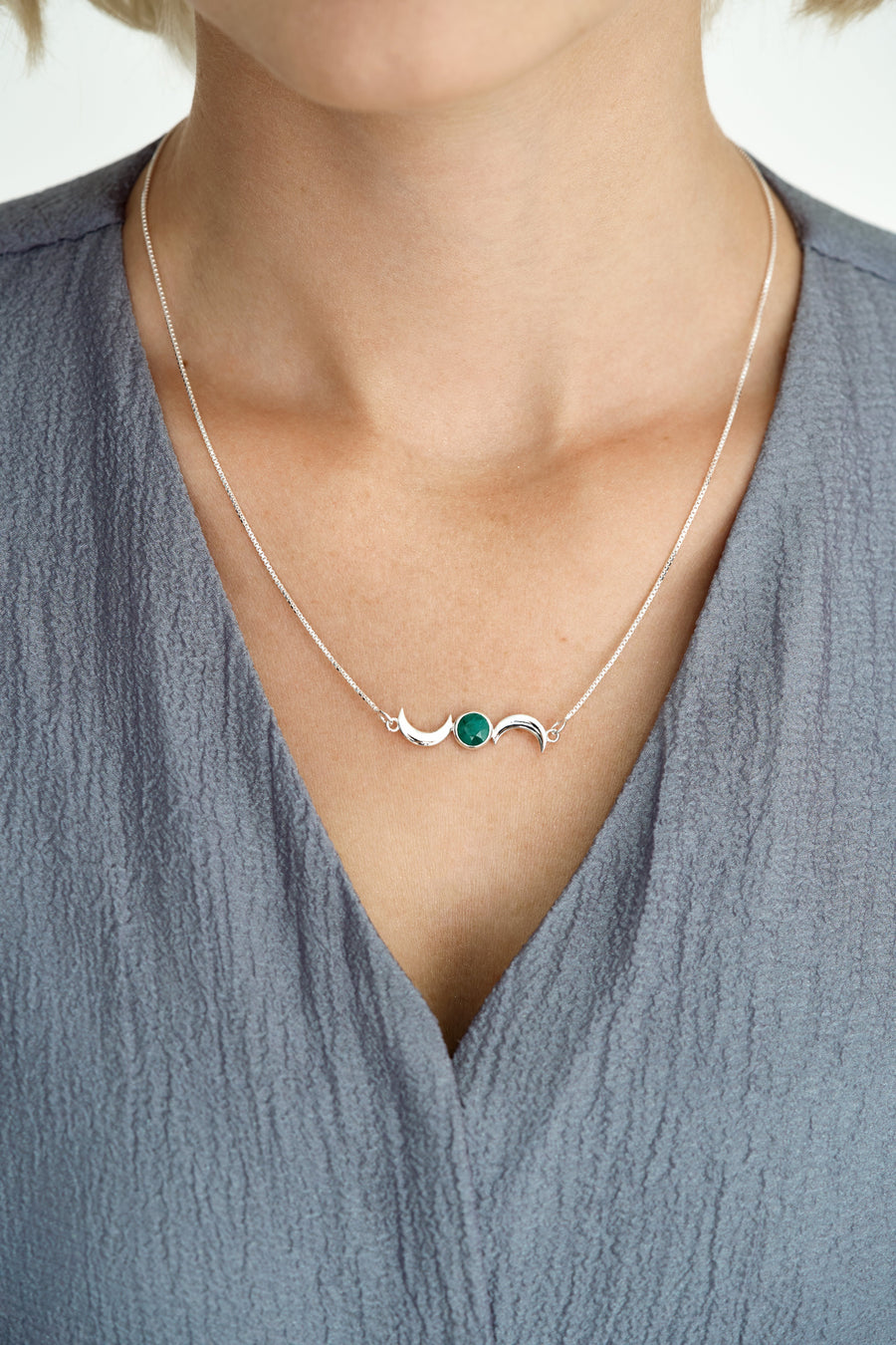 Collier lune double en émeraude