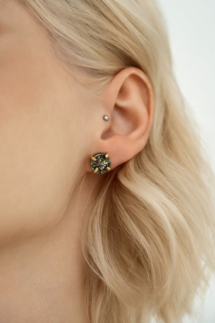Boucles d'oreilles cloutées en pyrite plaqué or 18K