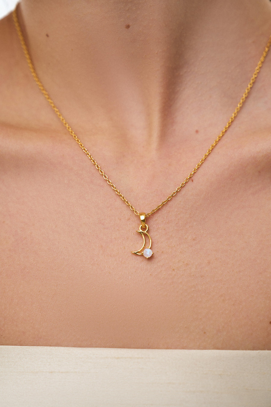 Collier Croissant de Lune en Pierre de Lune 18K