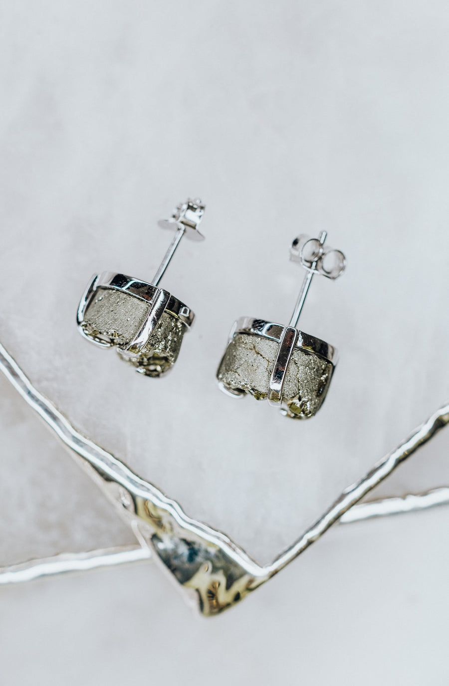 Boucles d’oreilles puces en pyrite argenté