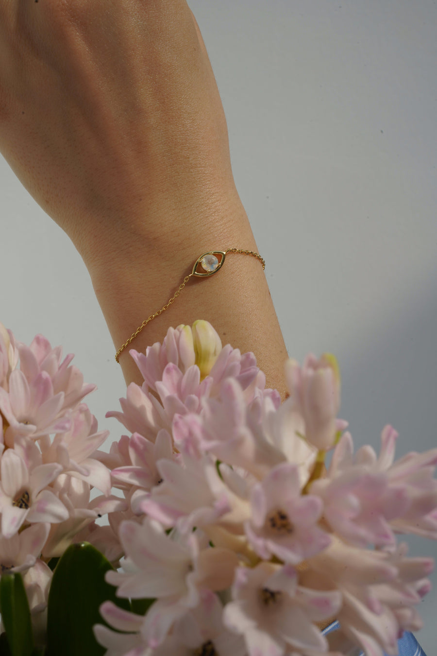 Bracelet œil en pierre de lune plaqué or