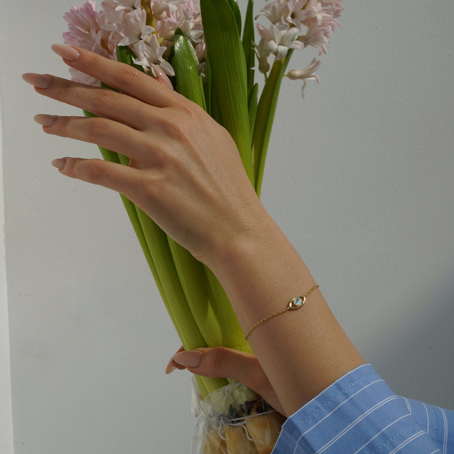 Bracelet œil en pierre de lune plaqué or