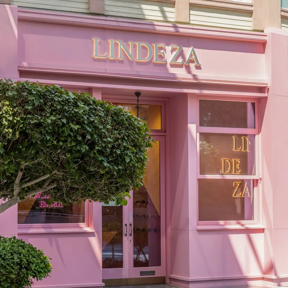 Die rosa Ladenfront von Lindeza im City Walk, Dubai