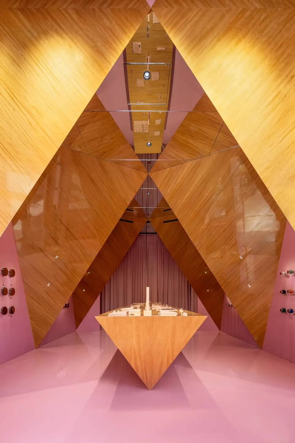 In der Lindeza-Boutique: rosa Wände, goldenes Holz und Kristallschmuck in der Auslage